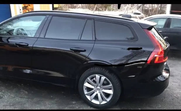 Svart Volvo V70 kombi
