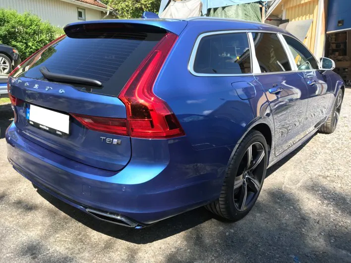Blå Volvo V90 kombi