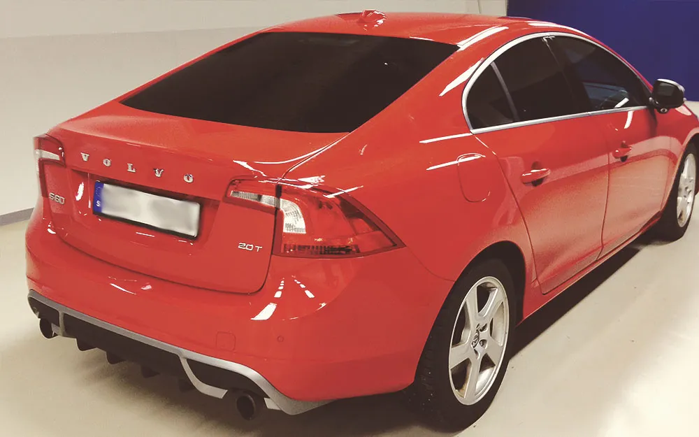 Röd Volvo S60 sedan