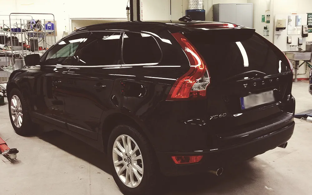 Svart Volvo XC60 i verkstad